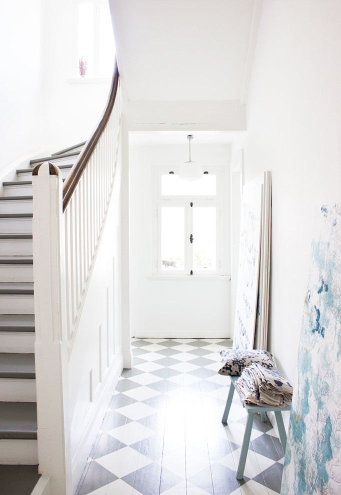 Идея дизайна: коридор в стиле фьюжн с белыми стенами и деревянным полом
