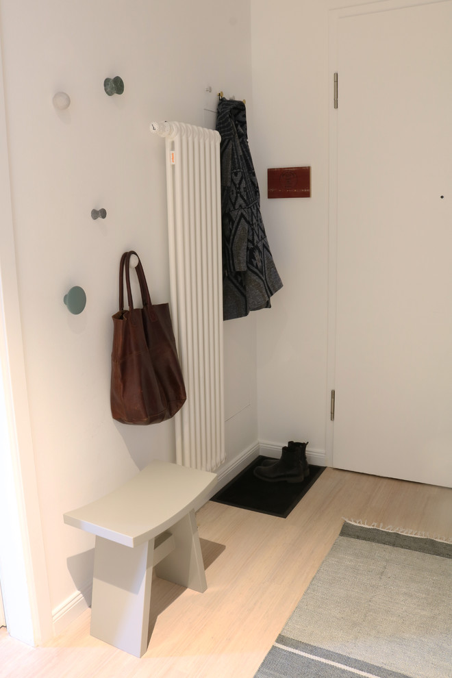 Источник вдохновения для домашнего уюта: коридор среднего размера в современном стиле с белыми стенами, полом из бамбука и белым полом
