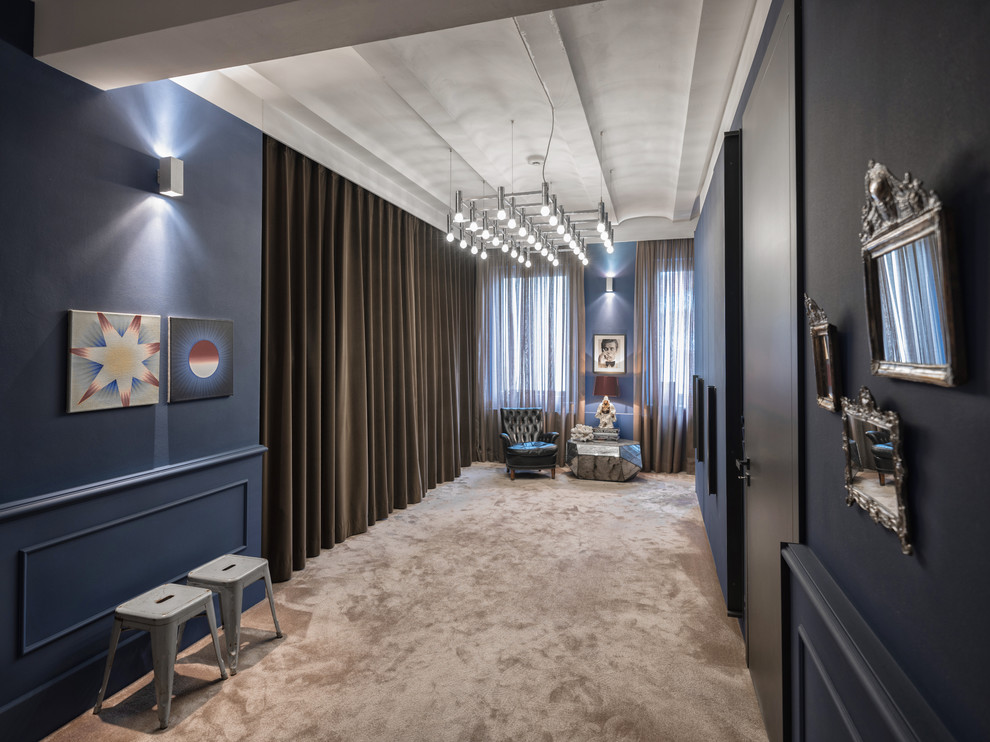 На фото: большой коридор: освещение в классическом стиле с синими стенами, ковровым покрытием и бежевым полом с