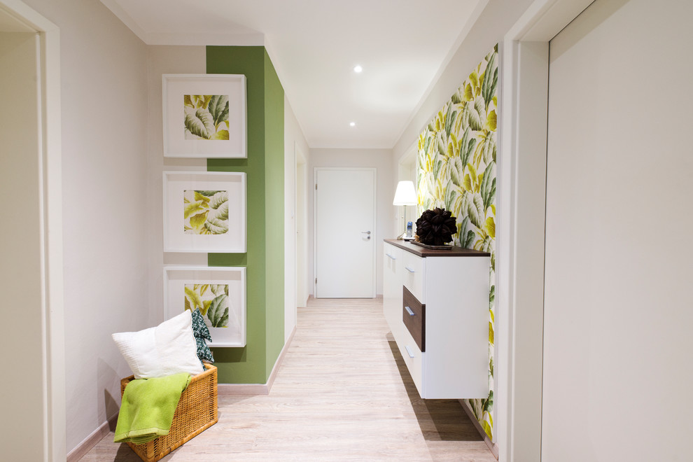 Cette photo montre un petit couloir exotique avec parquet clair, un sol beige et un mur multicolore.