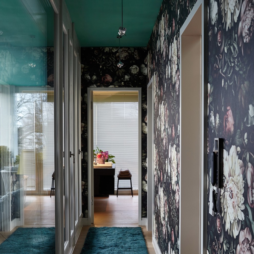 Ispirazione per un piccolo ingresso o corridoio bohémian con pareti multicolore, pavimento in legno massello medio e pavimento marrone