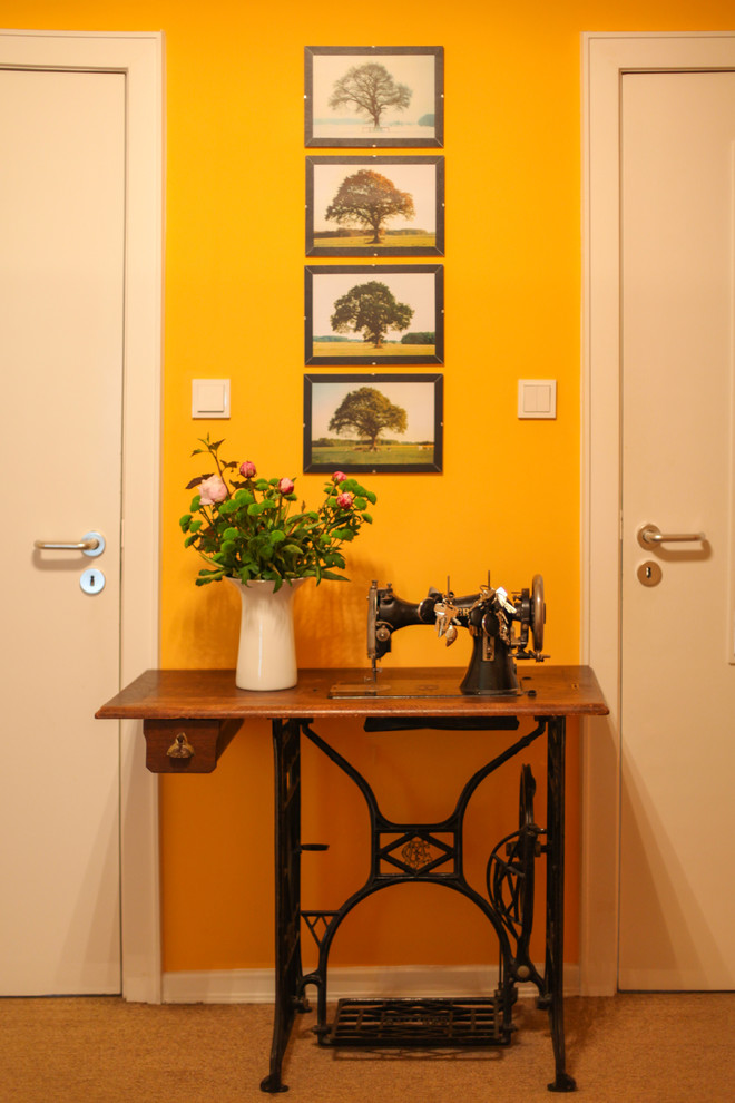 Ispirazione per un ingresso o corridoio chic con pareti arancioni