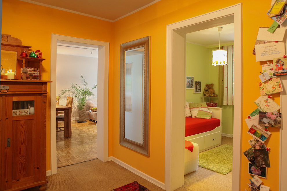 Foto di un ingresso o corridoio classico con pareti arancioni