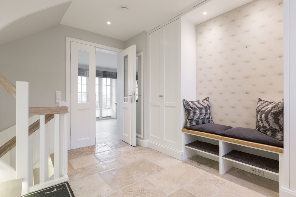 Источник вдохновения для домашнего уюта: коридор среднего размера в стиле кантри с белыми стенами, полом из сланца и бежевым полом