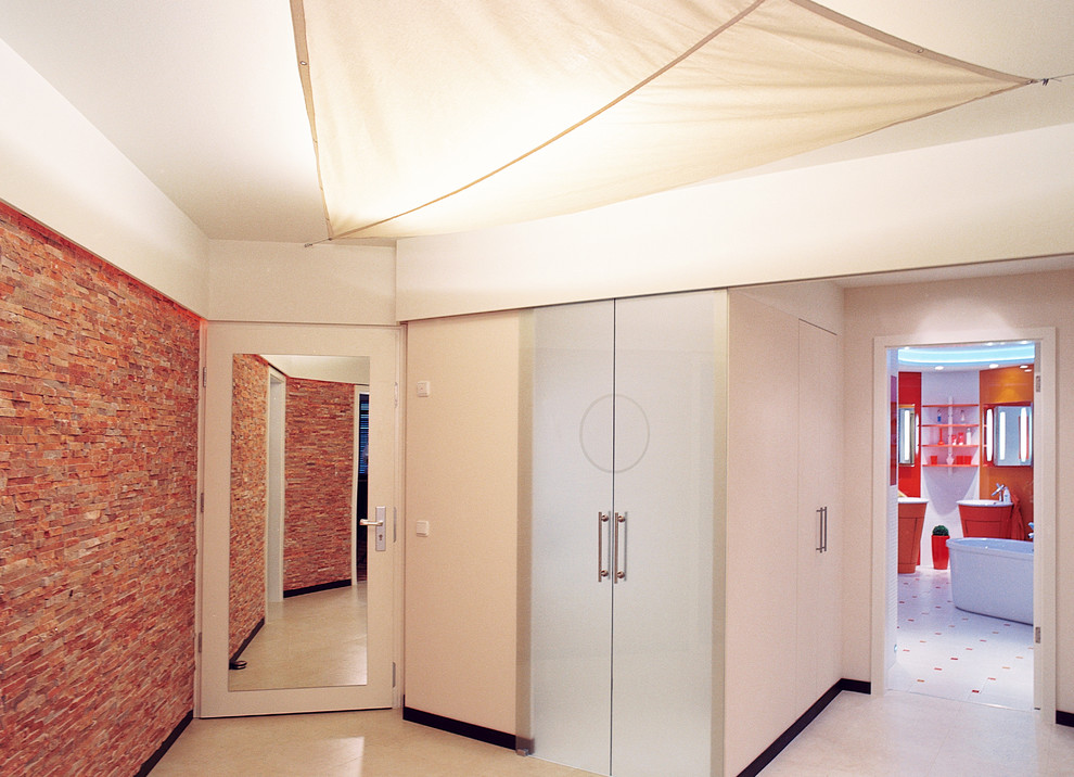 Ispirazione per un ingresso o corridoio minimal di medie dimensioni con pareti bianche, pavimento in linoleum e pavimento beige
