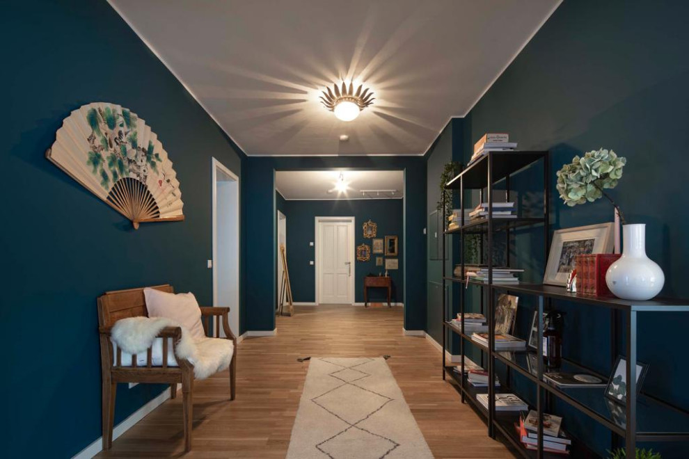 Свежая идея для дизайна: коридор среднего размера в скандинавском стиле с синими стенами, светлым паркетным полом и коричневым полом - отличное фото интерьера