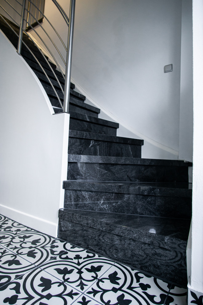 Ejemplo de escalera clásica pequeña con papel pintado