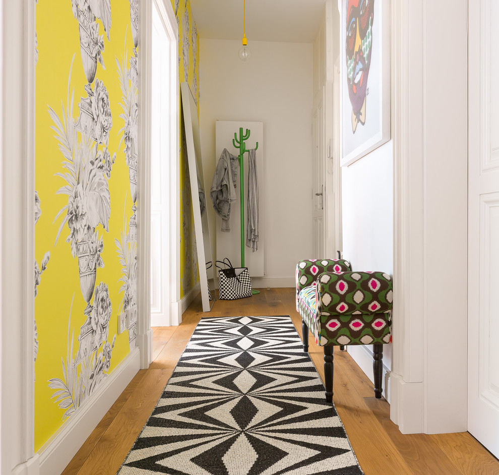 На фото: маленький коридор в стиле фьюжн с желтыми стенами, паркетным полом среднего тона и коричневым полом для на участке и в саду с