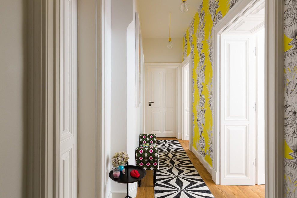 Esempio di un piccolo ingresso o corridoio minimal con pareti bianche, pavimento in legno massello medio e pavimento marrone