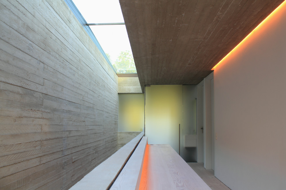 Großer Moderner Flur mit grauer Wandfarbe, hellem Holzboden und beigem Boden in Hannover