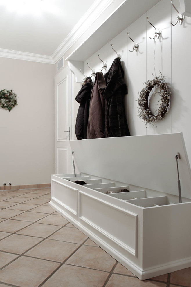 Источник вдохновения для домашнего уюта: коридор среднего размера в стиле кантри с белыми стенами, темным паркетным полом и коричневым полом