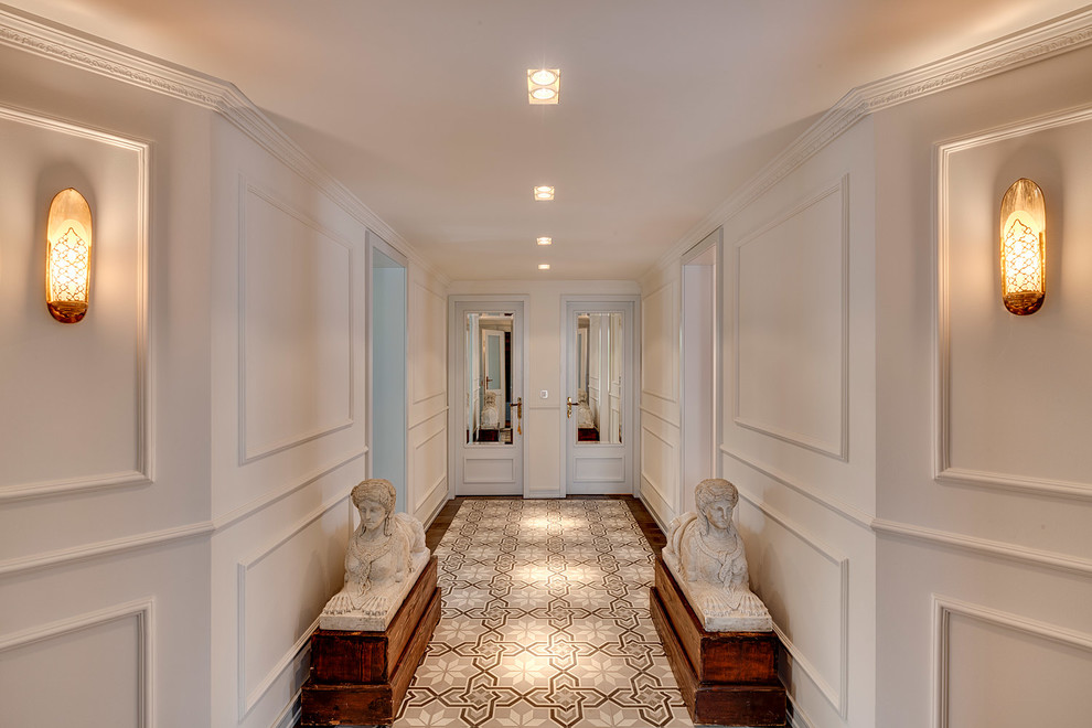Ispirazione per un ingresso o corridoio classico con pareti bianche