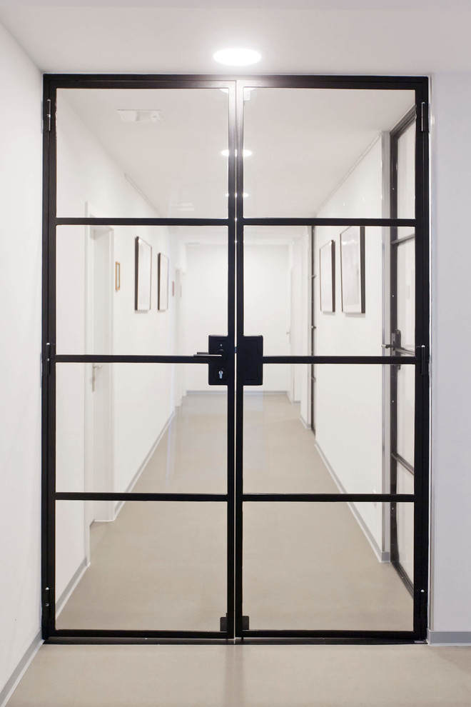 Hallway - modern hallway idea in Frankfurt