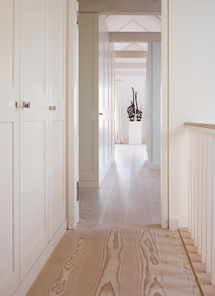 Foto di un grande ingresso o corridoio tradizionale con pareti bianche e parquet chiaro