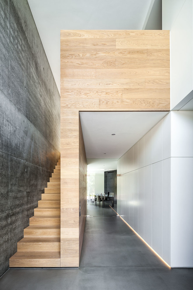 На фото: большой коридор в стиле модернизм с белыми стенами