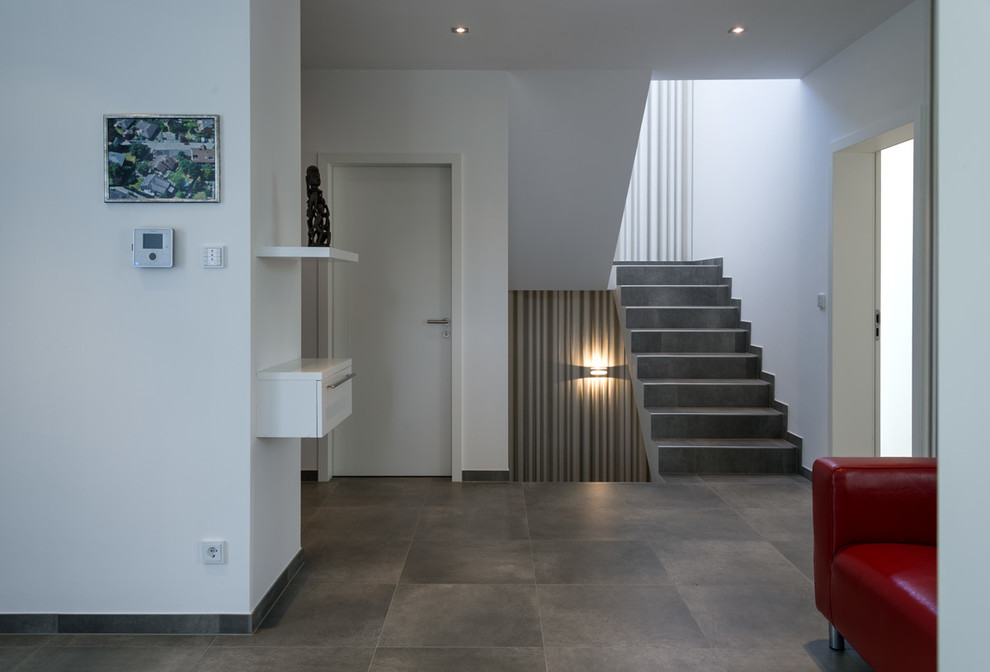 Inspiration for a contemporary hallway remodel in Cologne