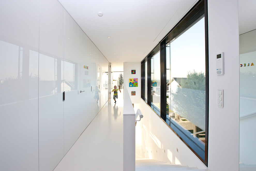 Идея дизайна: большой коридор в современном стиле с белыми стенами и полом из линолеума