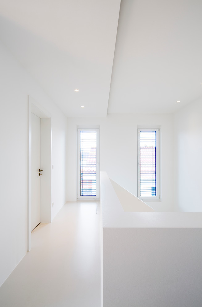 Пример оригинального дизайна: коридор среднего размера в современном стиле с белыми стенами и полом из винила
