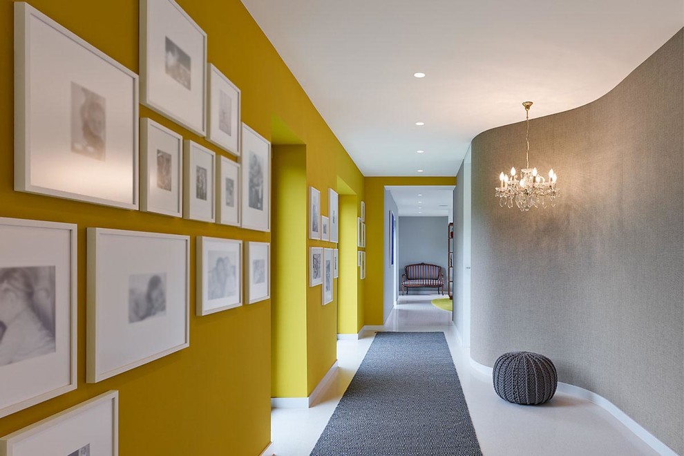 Exempel på en mellanstor eklektisk hall, med gula väggar och grått golv