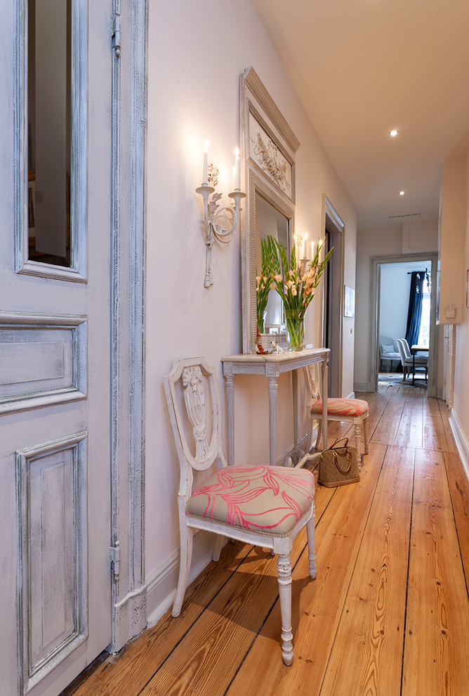 Источник вдохновения для домашнего уюта: коридор среднего размера в классическом стиле с белыми стенами и паркетным полом среднего тона