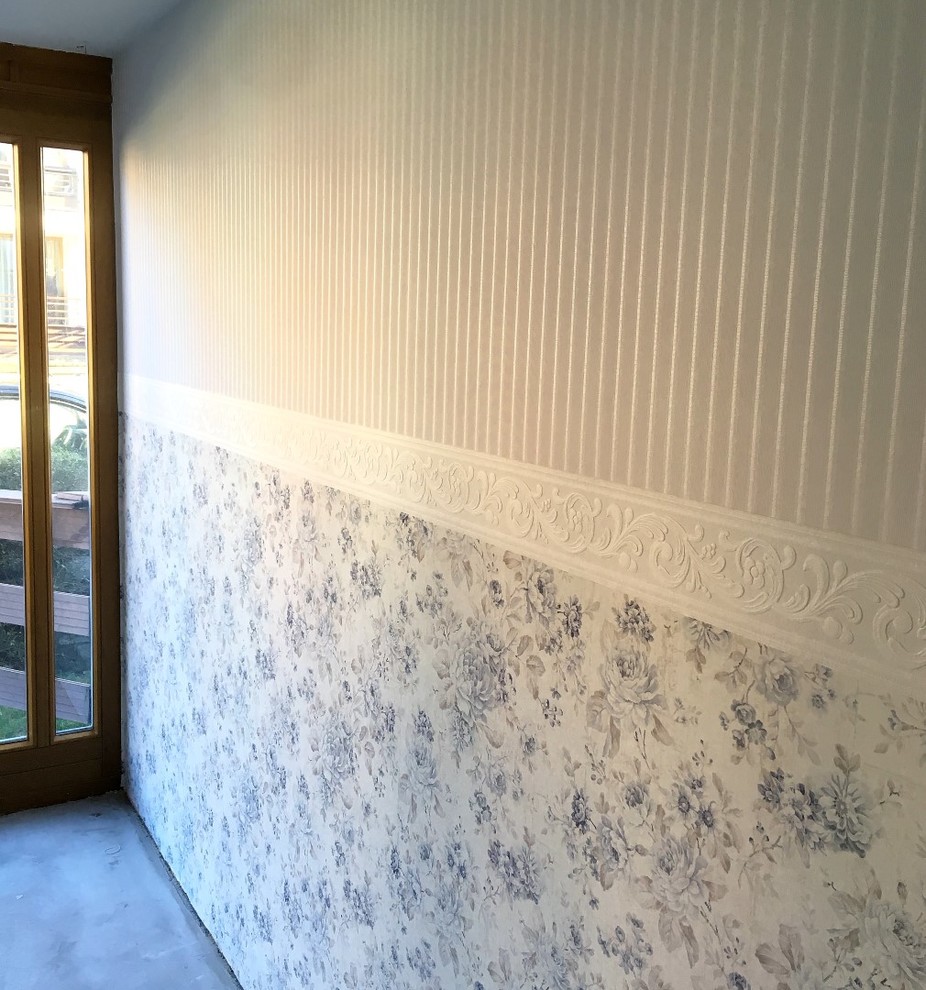 Idée de décoration pour un couloir tradition de taille moyenne avec un mur blanc, sol en stratifié, un sol marron, un plafond en papier peint et du papier peint.