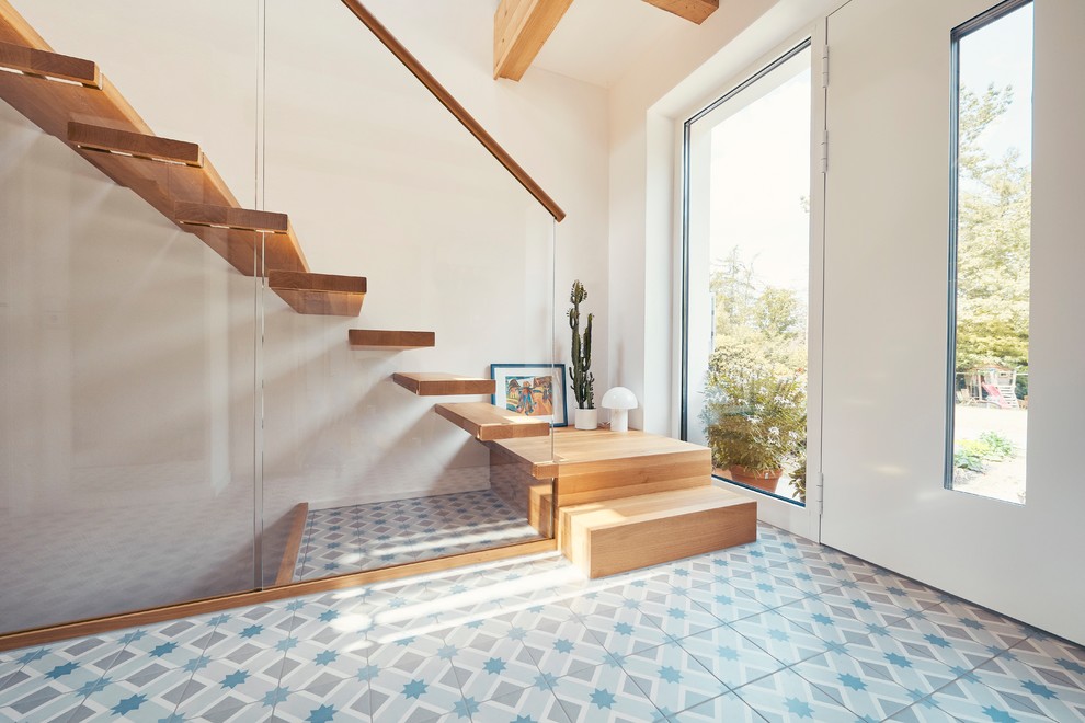 Idéer för en mellanstor modern hall, med vita väggar, klinkergolv i keramik och blått golv