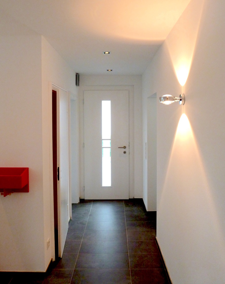 На фото: маленький коридор в современном стиле с полом из керамической плитки для на участке и в саду