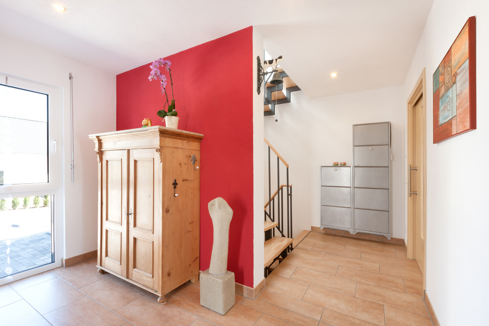 Источник вдохновения для домашнего уюта: коридор среднего размера в классическом стиле с красными стенами, полом из терракотовой плитки и коричневым полом