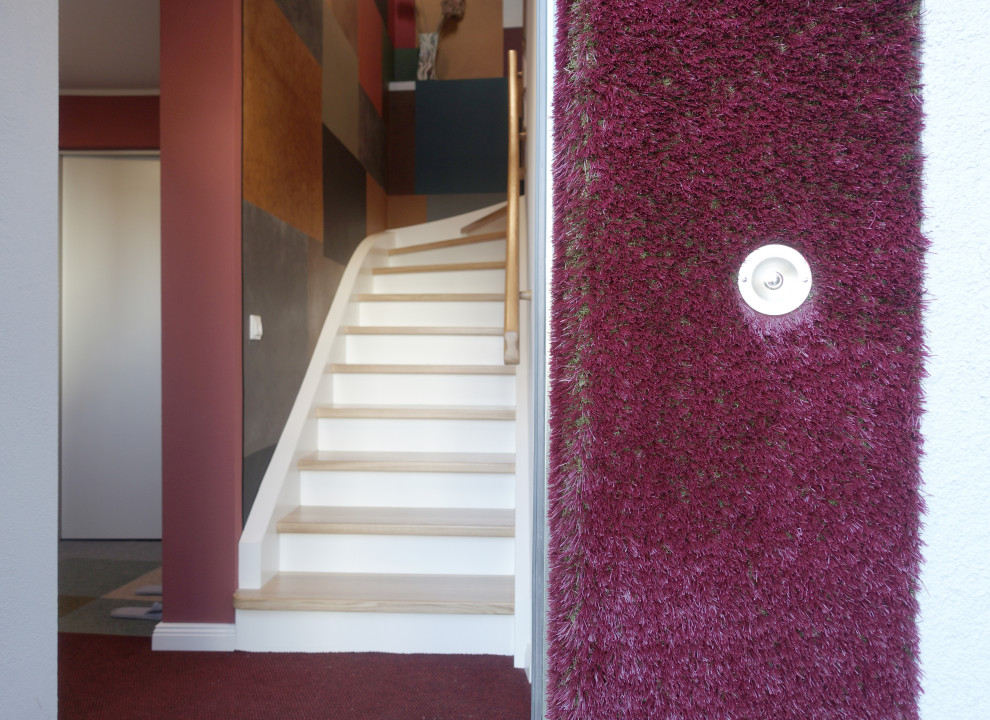 Ejemplo de escalera actual de tamaño medio con papel pintado