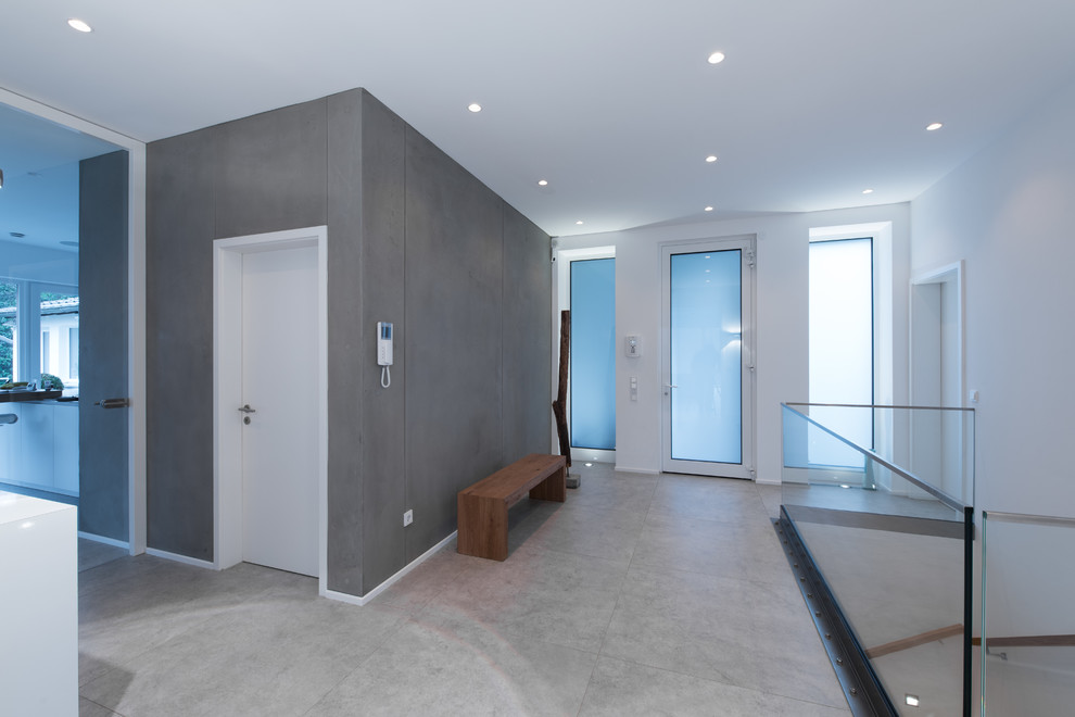 На фото: коридор среднего размера в стиле модернизм с серыми стенами с