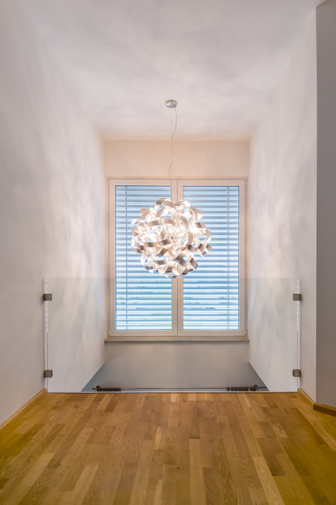 Источник вдохновения для домашнего уюта: коридор среднего размера в современном стиле с бежевыми стенами и полом из известняка