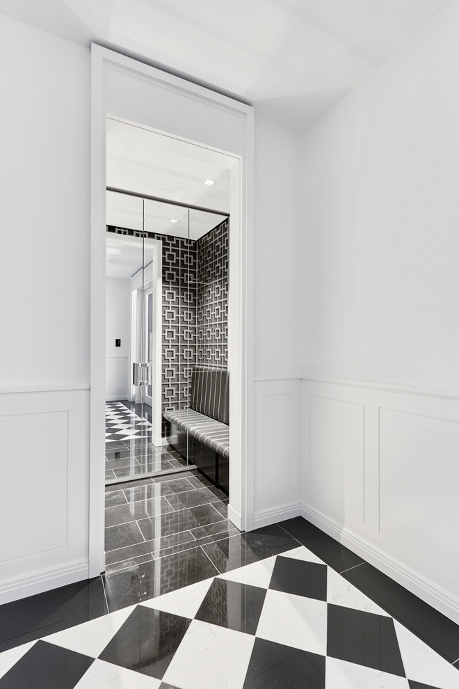 Réalisation d'un petit couloir minimaliste avec un mur blanc et un sol en carrelage de céramique.