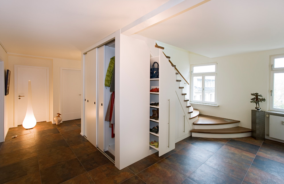 Источник вдохновения для домашнего уюта: большой коридор в современном стиле с белыми стенами, полом из сланца и разноцветным полом