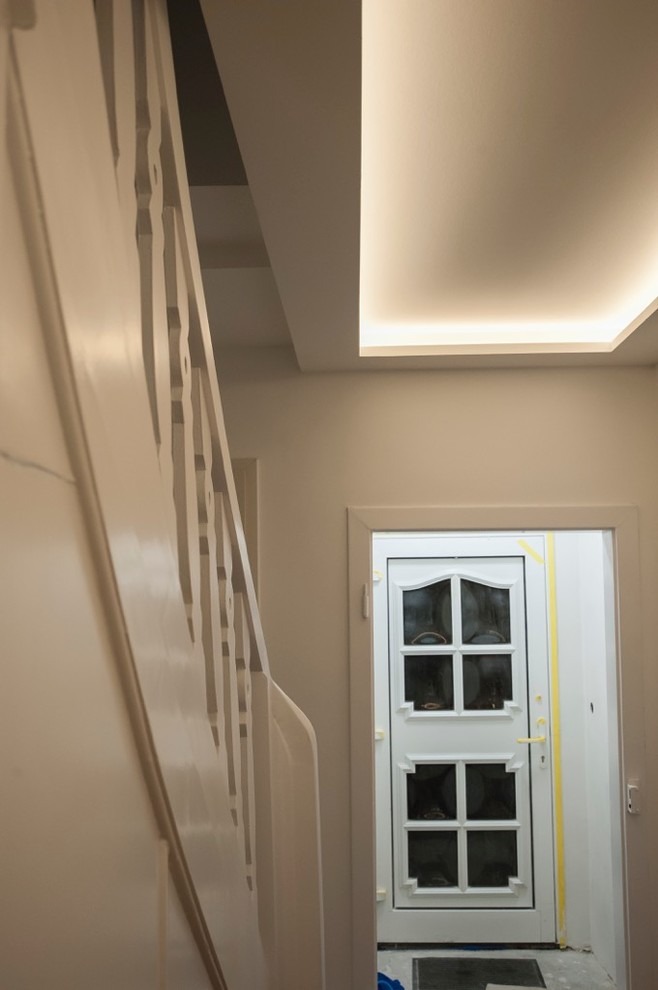 На фото: коридор среднего размера в современном стиле с коричневыми стенами с