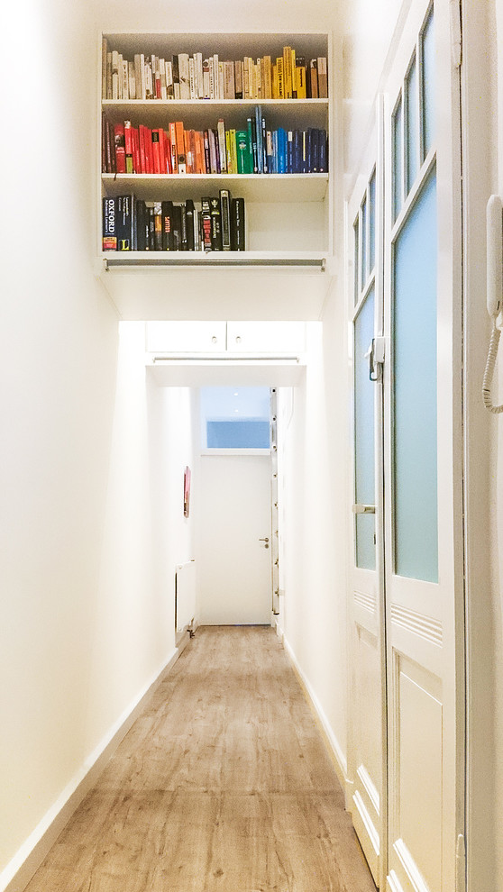 Источник вдохновения для домашнего уюта: коридор среднего размера в стиле модернизм с белыми стенами, деревянным полом и коричневым полом