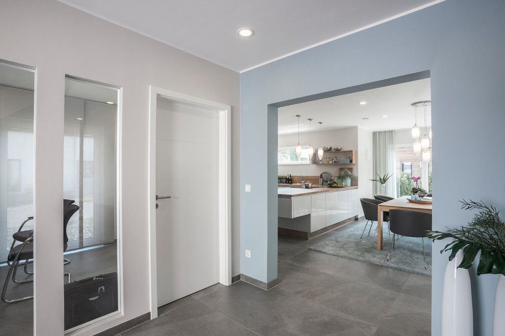 Источник вдохновения для домашнего уюта: коридор среднего размера в современном стиле с разноцветными стенами и серым полом