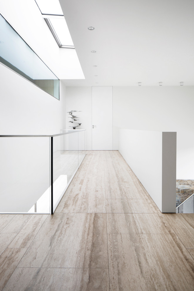 Idee per un ingresso o corridoio minimalista di medie dimensioni con pareti bianche e pavimento in travertino