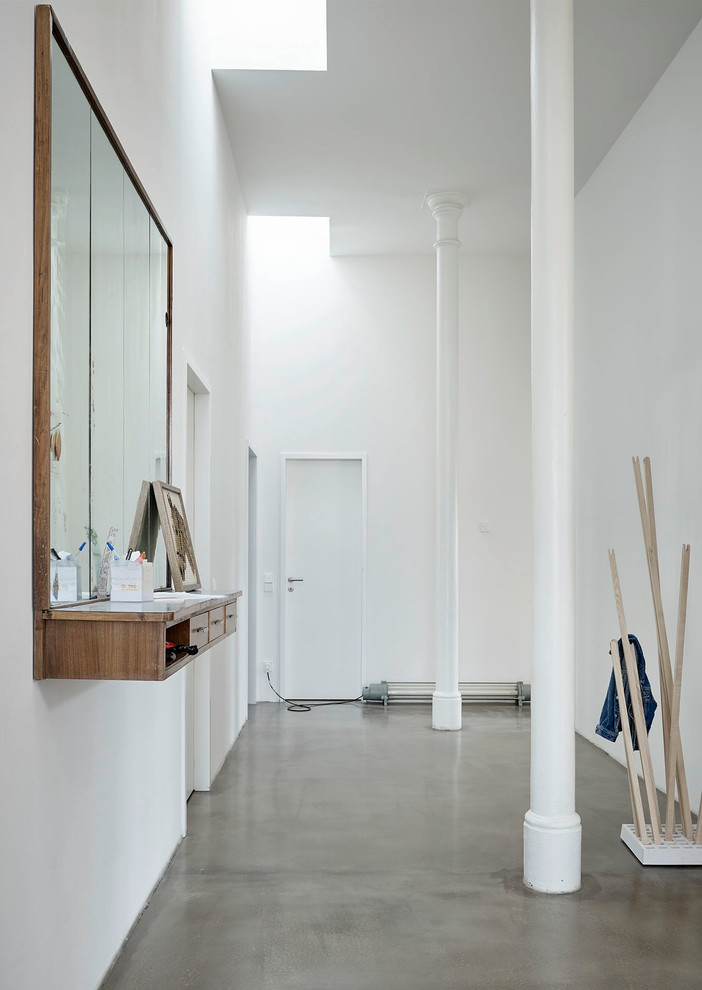 Источник вдохновения для домашнего уюта: коридор среднего размера в стиле лофт с бетонным полом и серым полом