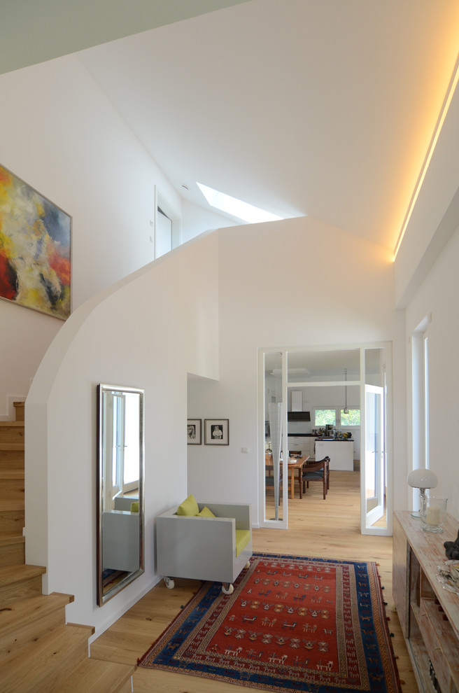 На фото: коридор среднего размера в современном стиле с белыми стенами и светлым паркетным полом с