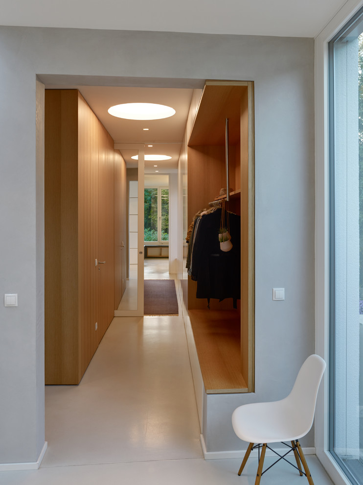 Idee per un piccolo ingresso o corridoio design con pavimento bianco, pareti grigie e pavimento alla veneziana