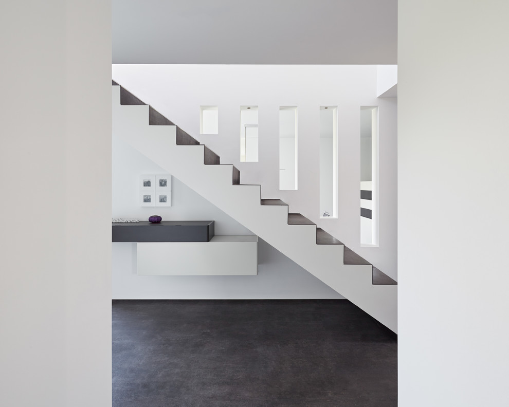 Example of a mid-sized minimalist staircase design in Dusseldorf