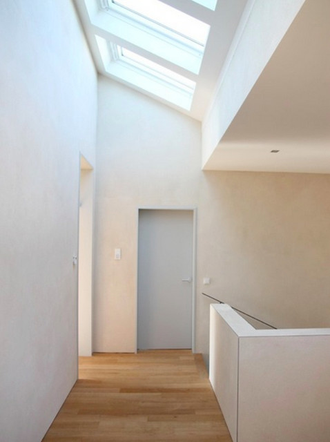 Obergeschossflur mit aufgesatteltem Oberlicht - Contemporary - Hallway &  Landing - Dresden - by oliver stolzenberg architekt BDA | Houzz IE