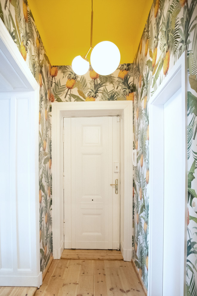 Diseño de recibidores y pasillos bohemios pequeños con papel pintado, paredes multicolor y suelo de madera clara