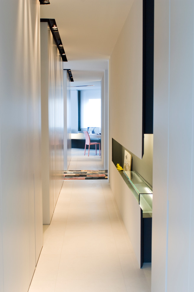 Свежая идея для дизайна: маленький коридор в современном стиле с белыми стенами, полом из линолеума и бежевым полом для на участке и в саду - отличное фото интерьера