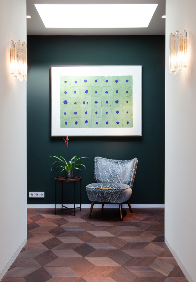 Réalisation d'un très grand couloir vintage avec un mur vert, un sol en bois brun, un sol marron et un plafond en lambris de bois.