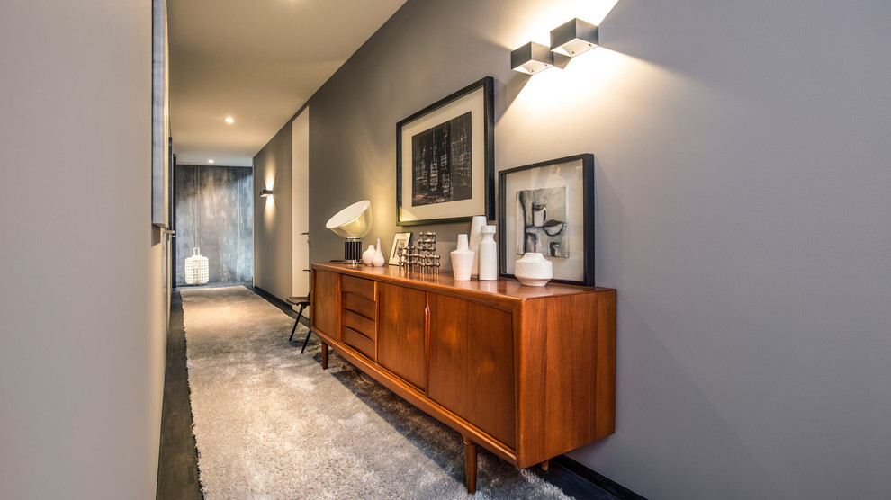 Источник вдохновения для домашнего уюта: коридор среднего размера в стиле ретро с серыми стенами, темным паркетным полом и коричневым полом