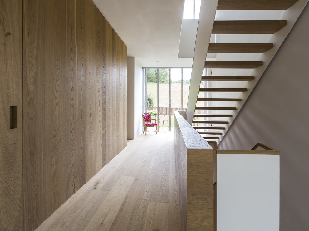 Источник вдохновения для домашнего уюта: большой коридор в современном стиле с белыми стенами и паркетным полом среднего тона