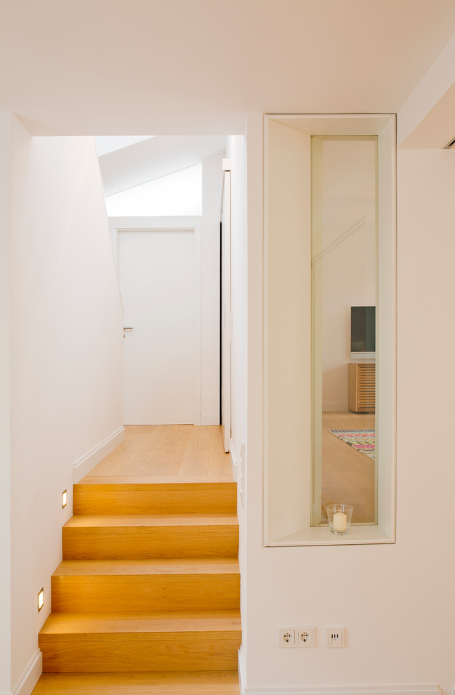 Foto de recibidores y pasillos actuales pequeños con paredes blancas y suelo de madera clara