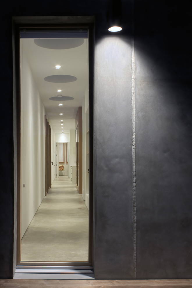 シュトゥットガルトにあるコンテンポラリースタイルのおしゃれな廊下 (コンクリートの床、グレーの壁) の写真