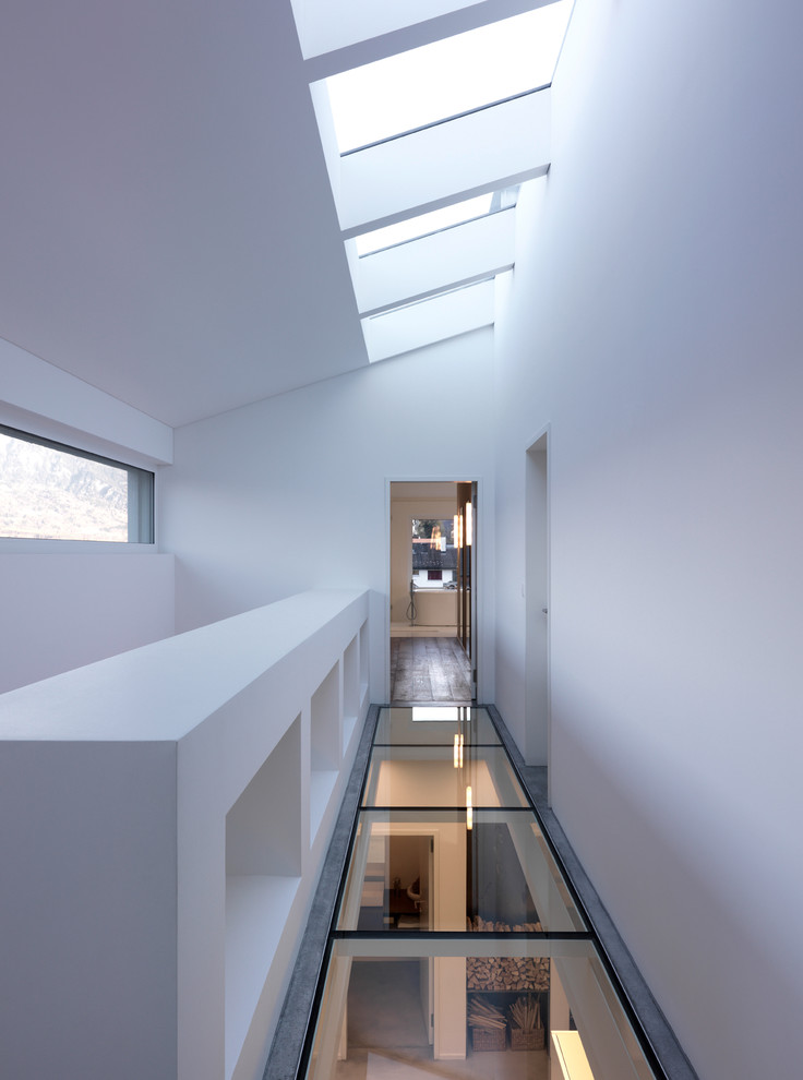 Идея дизайна: коридор в стиле модернизм с белыми стенами